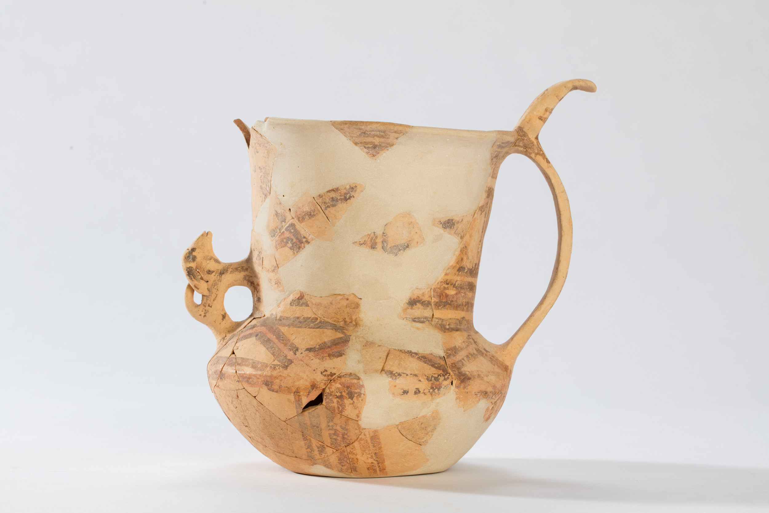 Mouflon / White-painted ware III-IV ceramic tankard